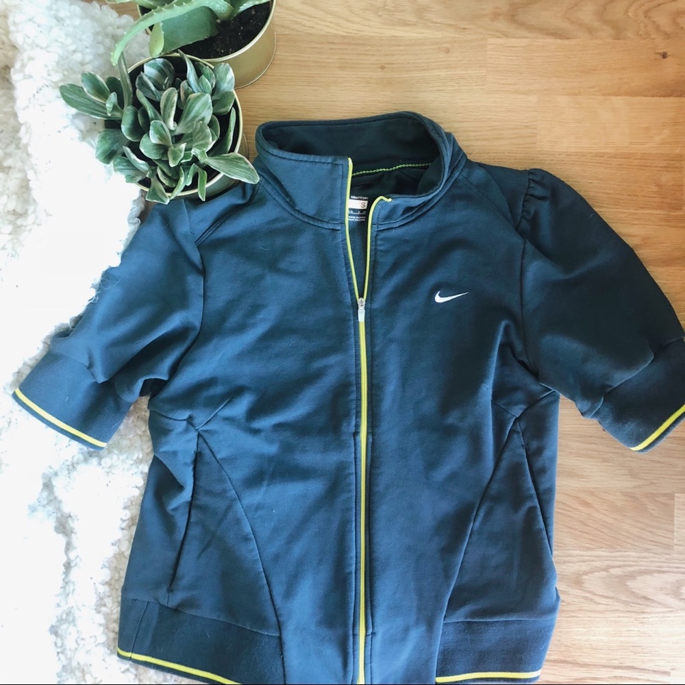 Nike Women’s T-shirt Sweater with collar & pockets